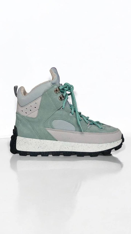 WINTER HIKERS GREEN