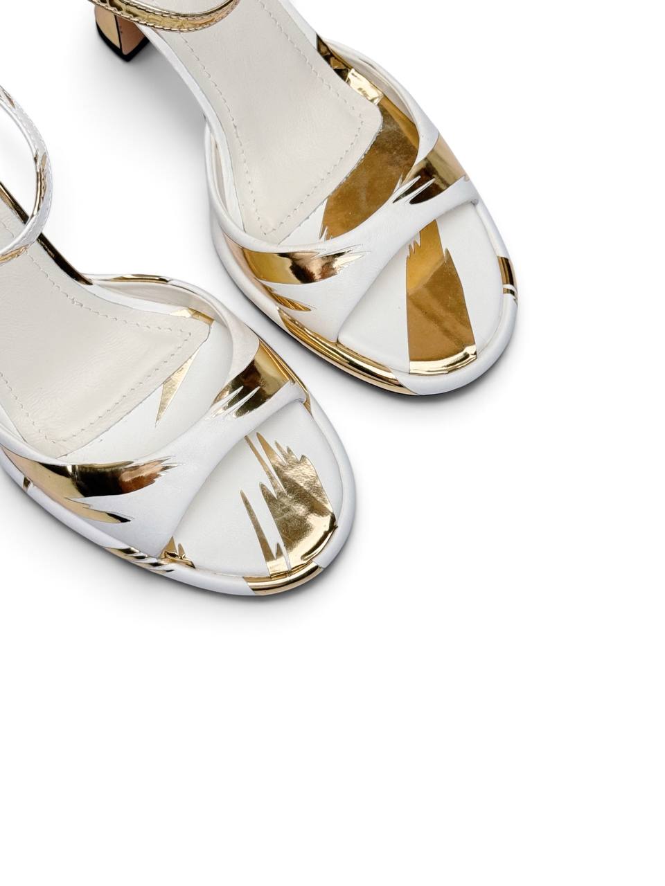 Close-up of the white leather and gold pattern