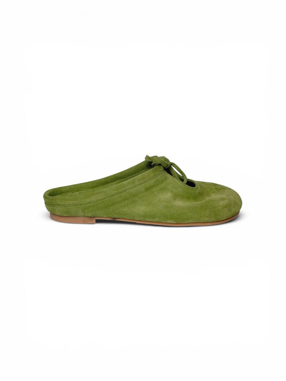 Minimalist suede mule silhouette モード ファッション