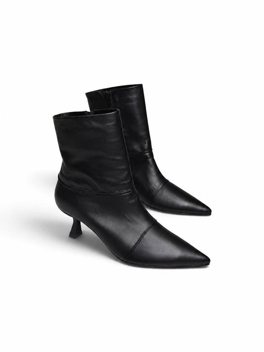 Black leather ankle boots Cindy with pointed toes and sculpted heels