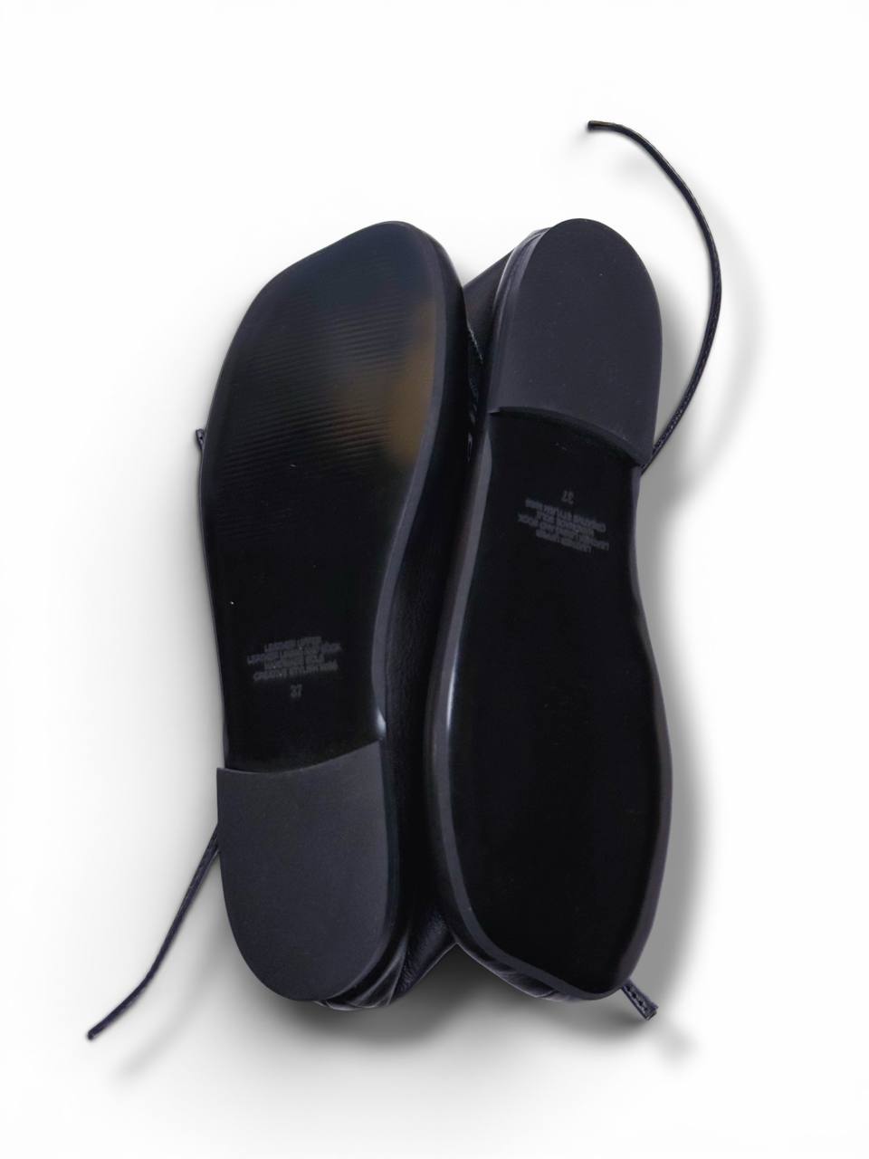 Flexible leather-fiber sole ballet flats detail