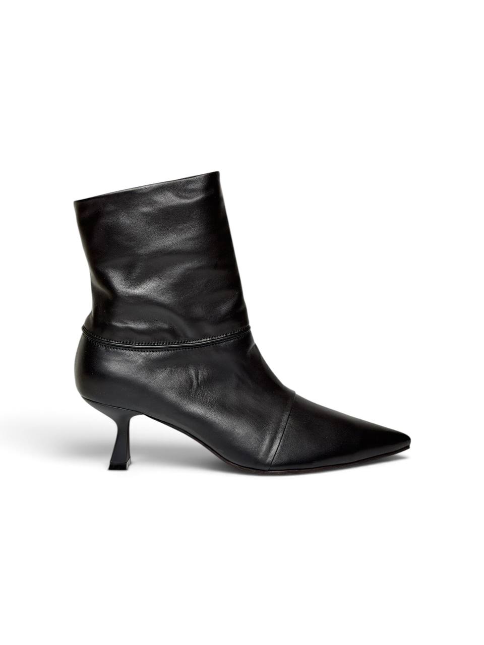 Side view of ankle boots Cindy with pointed toes and slim heels
