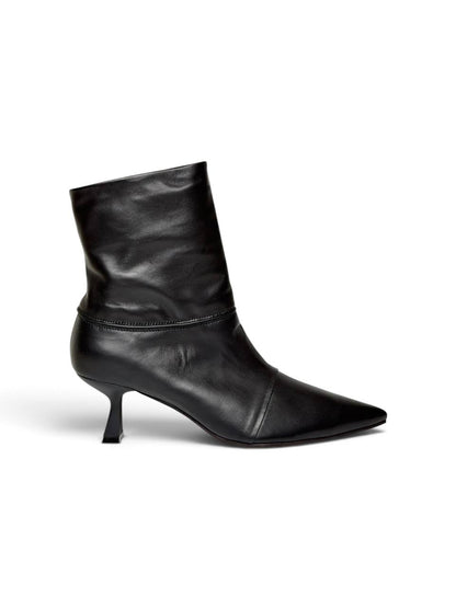 Side view of ankle boots Cindy with pointed toes and slim heels