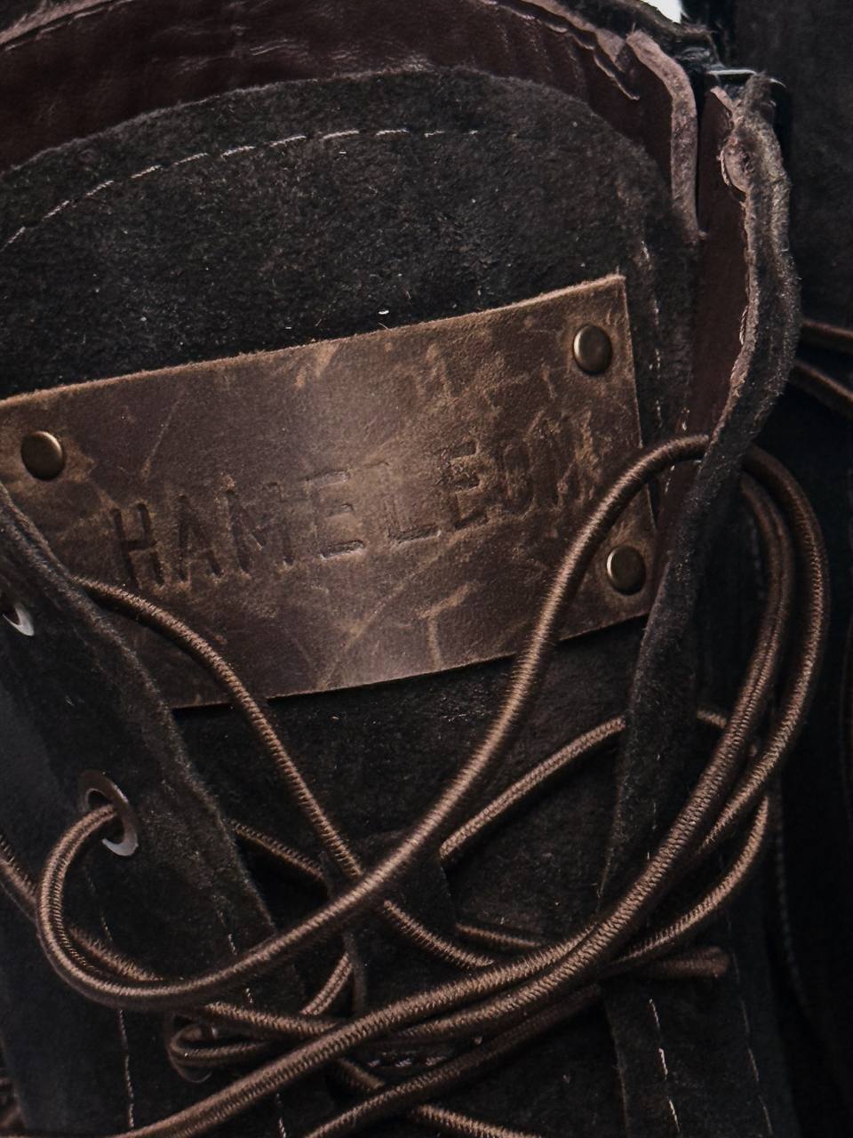 Close-up of the HAMELEON logotype on suede boot Dusk