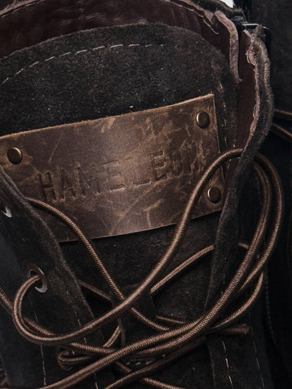 Close-up of the HAMELEON logotype on suede boot Dusk