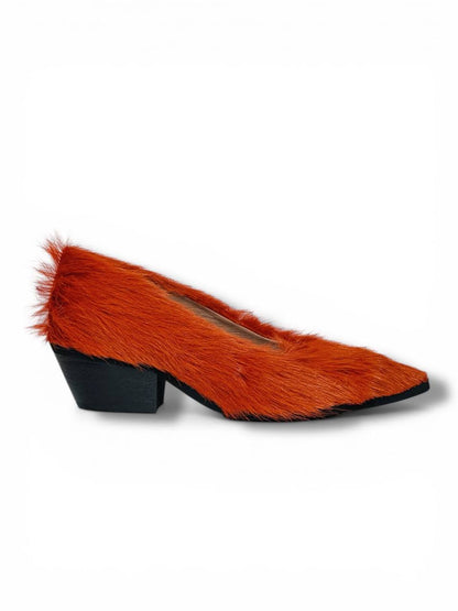 Side view fur heels Flame bold silhouette