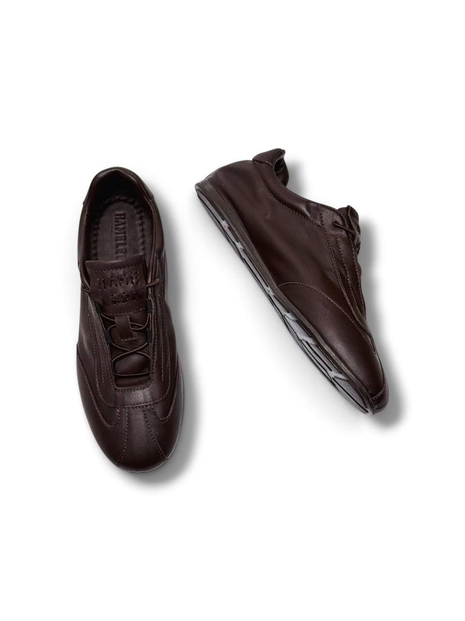 Sneakers Flow Espresso showing the polyurethane sole