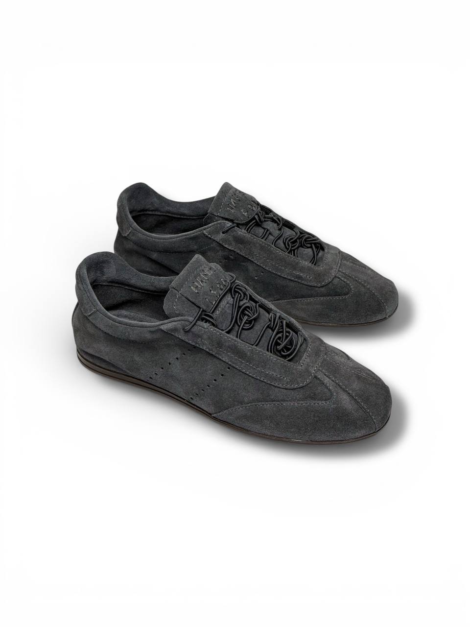 Minimal grey sneakers casual everyday outfit HameleonShoes