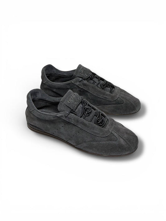 Minimal grey sneakers casual everyday outfit HameleonShoes