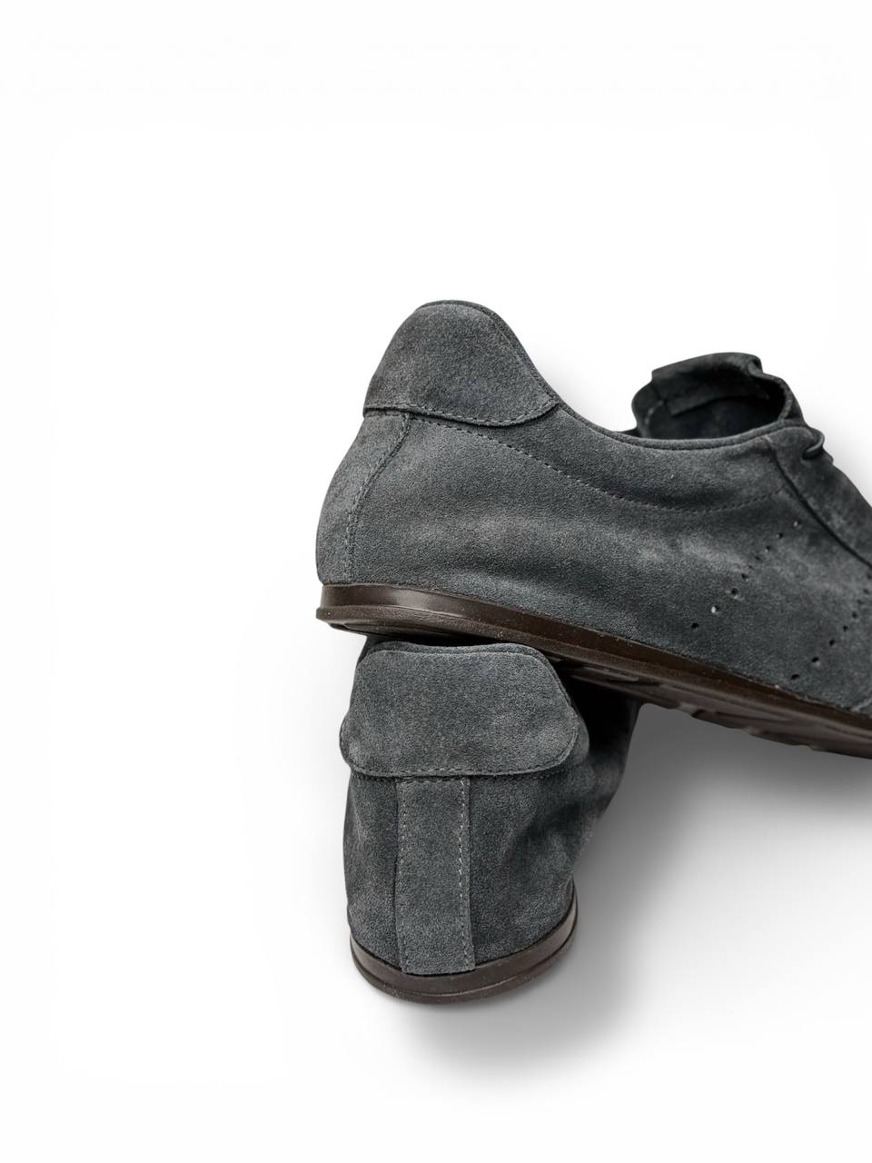 Lightweight sole grey sneakers everyday comfort