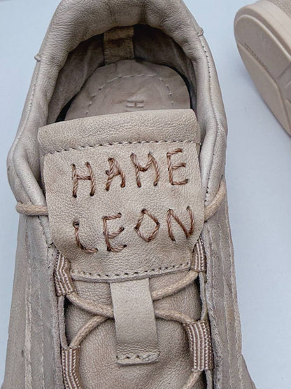 Hand-stitched HAMELEON logo on the leather tongue of Flow Stone sneakers