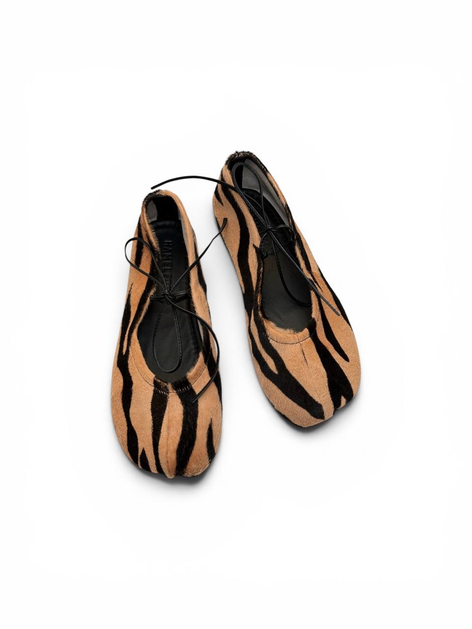Editorial pair of tiger ballet flats ミニマル デザイン