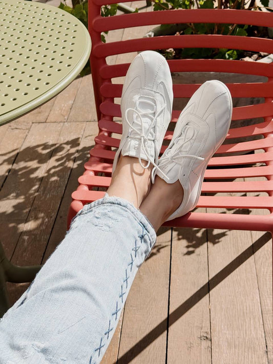 Women wearing white leather sneakers Flow Pure ナチュラル ファッション