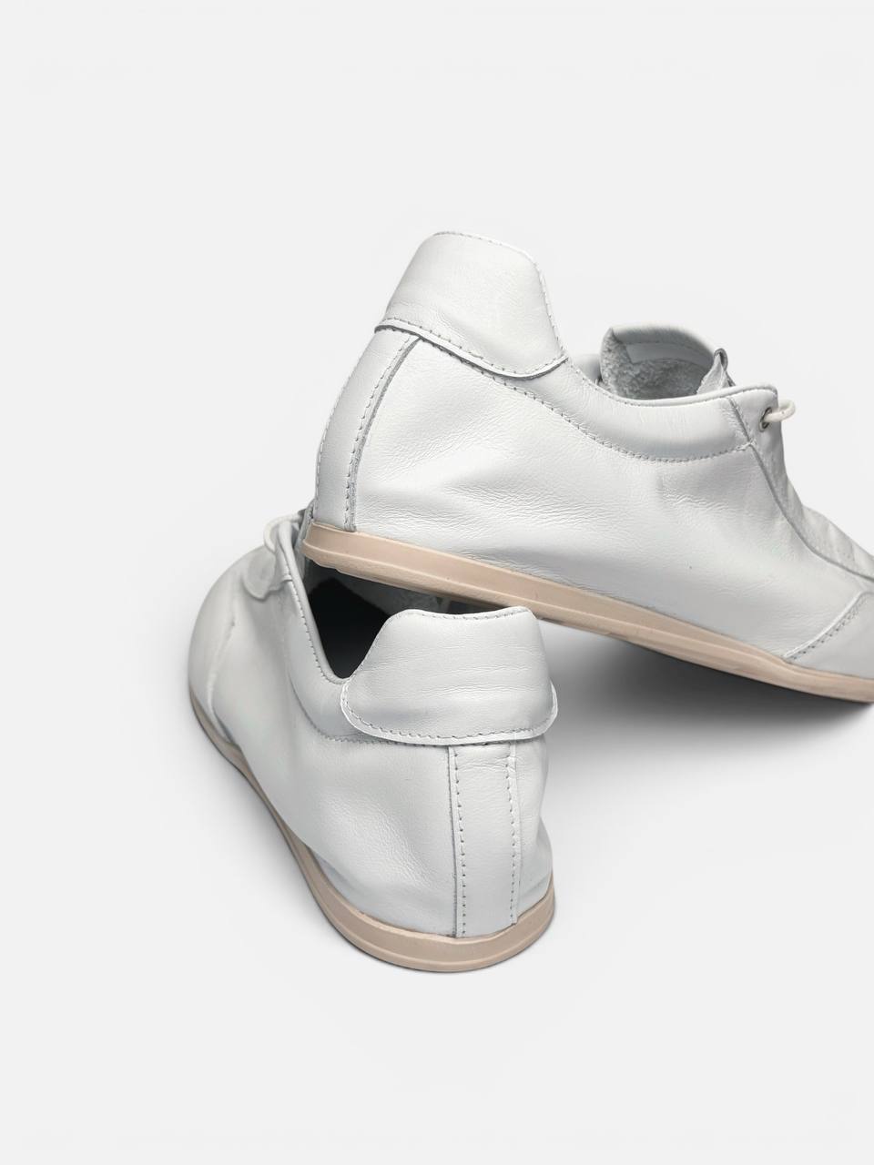 Flexible polyurethane outsole on white leather sneakers HAMELEON