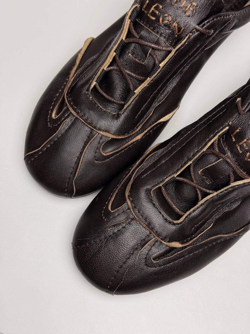 Close-up of the FLOW Terra, highlighting soft leather, handcrafted stitching and a rounded toe.