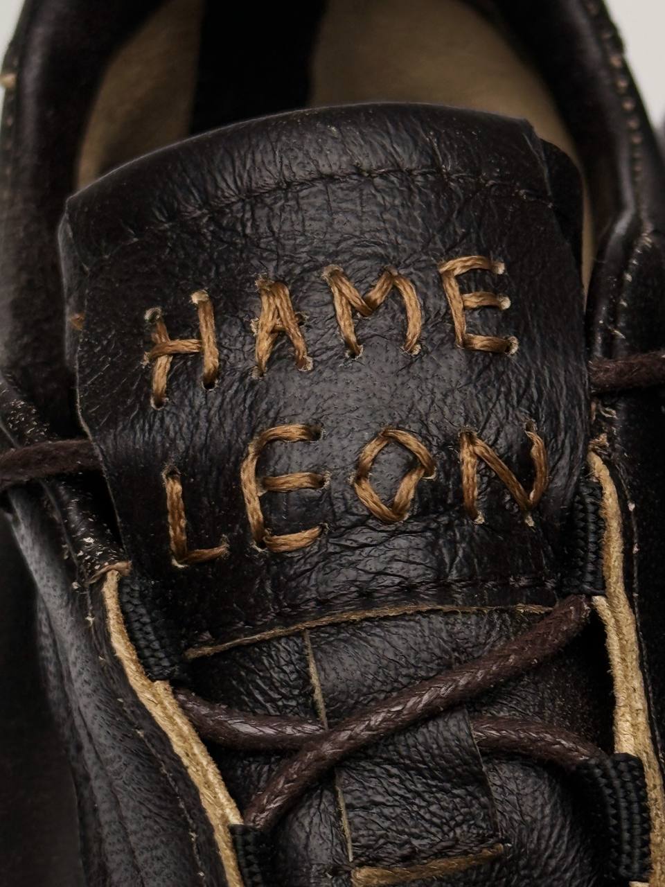 Hand-stitched HAMELEON logo embroidered on the leather tongue of the FLOW Terra.