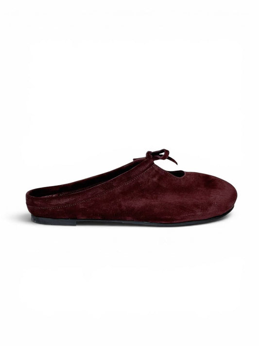 Minimalist suede mule silhouette モード ファッション
