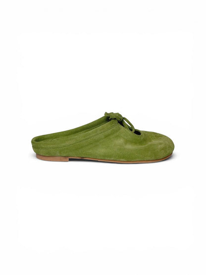 Minimalist suede mule silhouette モード ファッション