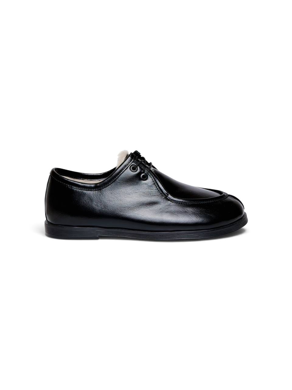 Side profile of walker shoe Raven with low sole.