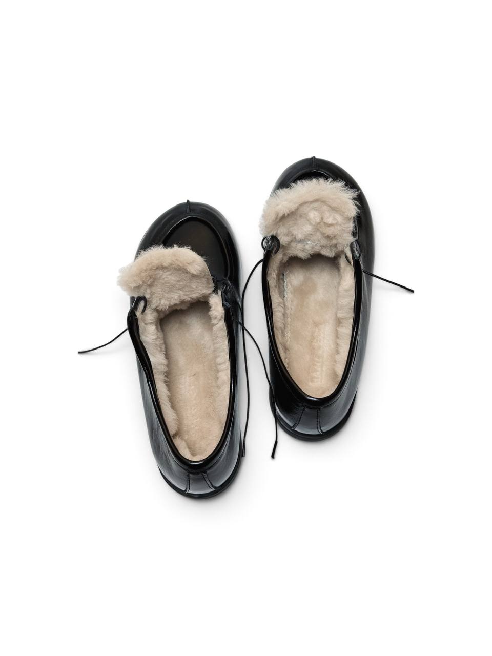 Walker shoes Raven viewed from above with shearling lining.