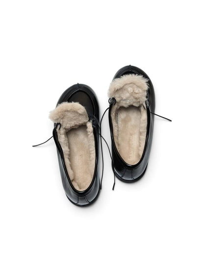 Walker shoes Raven viewed from above with shearling lining.