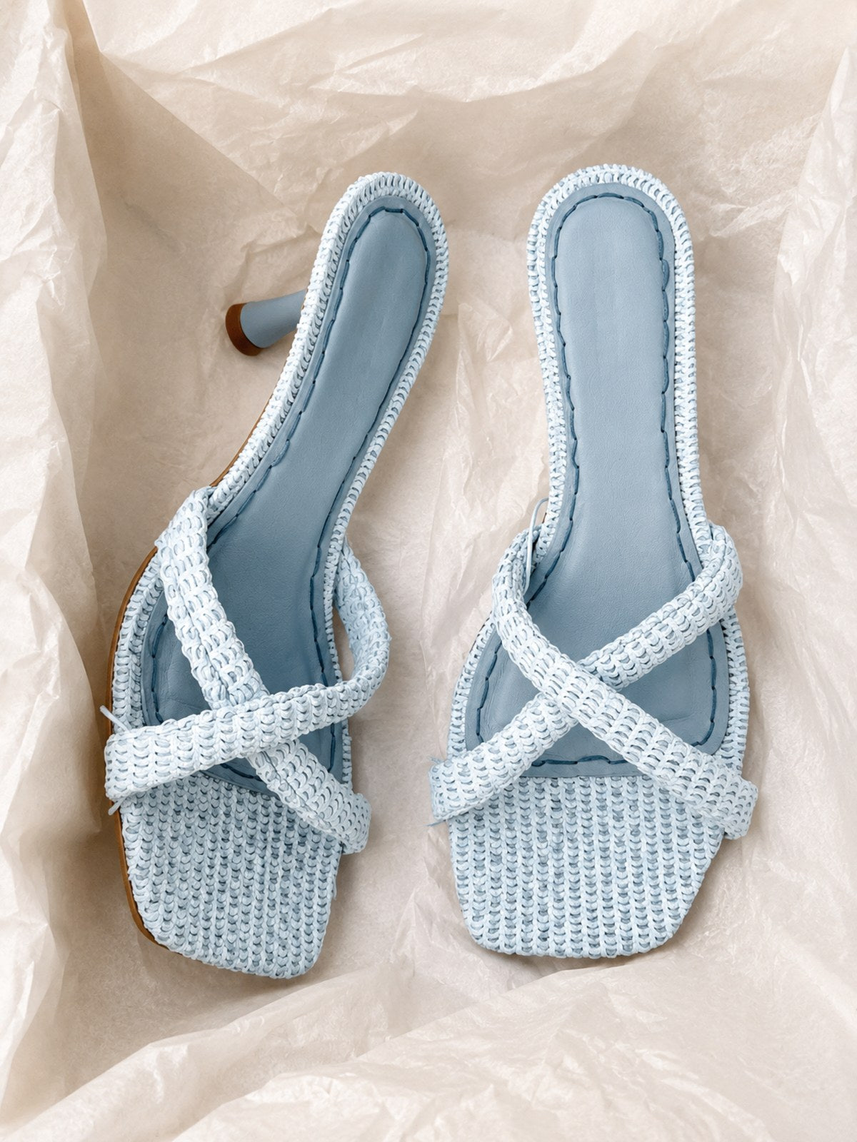 Pearl mule with textured leather, cross straps and square toe