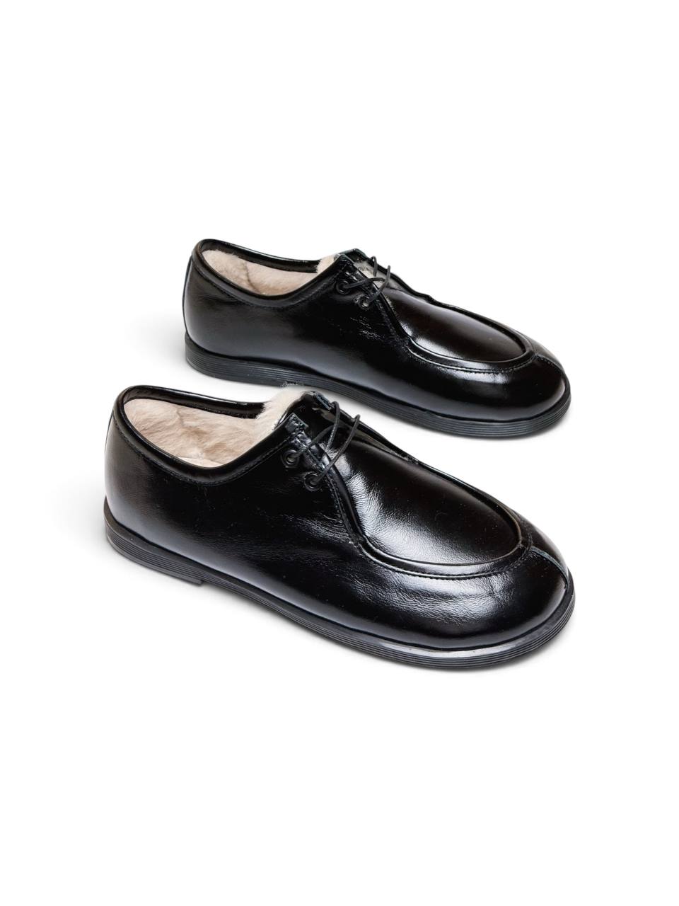 Black leather walker shoes Raven with shearling lining.