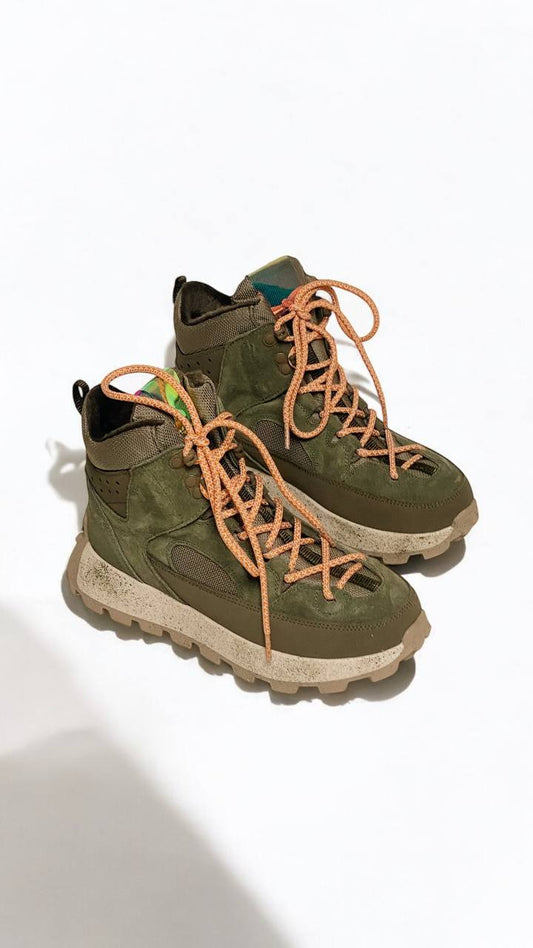 Leather hiking boots front view rugged design HameleonShoes