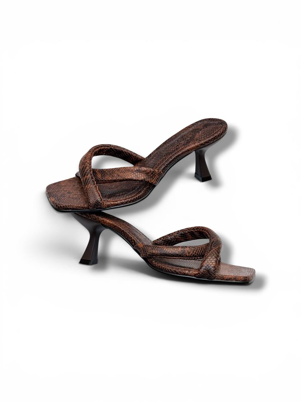 Close-up of the sculpted 5 cm heel on Selena Bronze handmade leather mules