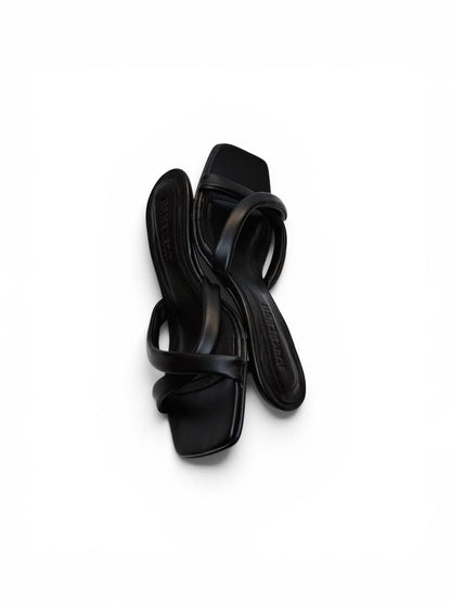 Leather-covered cushioned insole detail of Selena Noir artisan mules