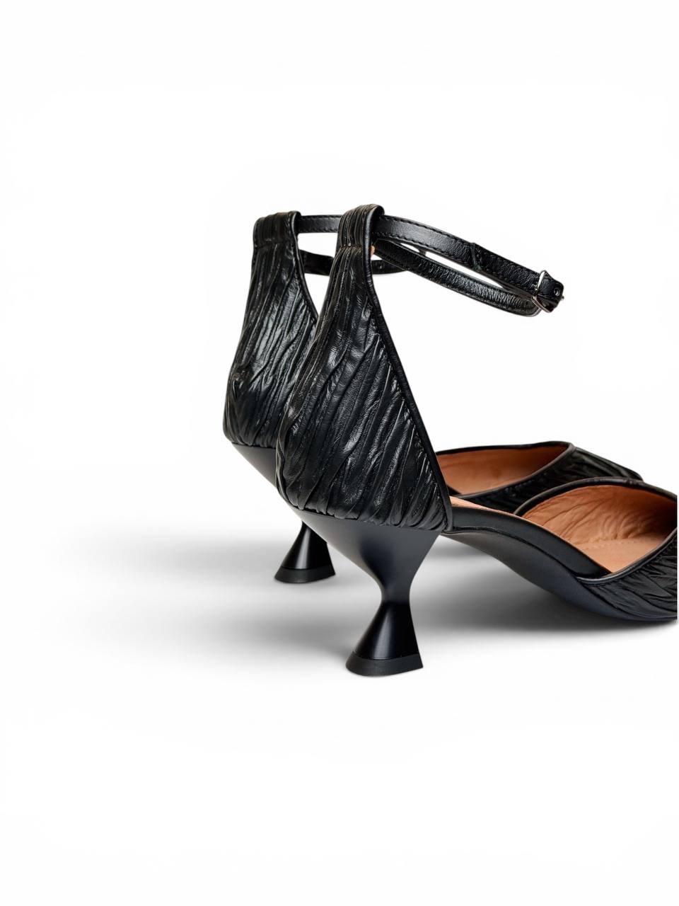 Close-up of the sculpted 5 cm heel on handmade Onyx Pumps