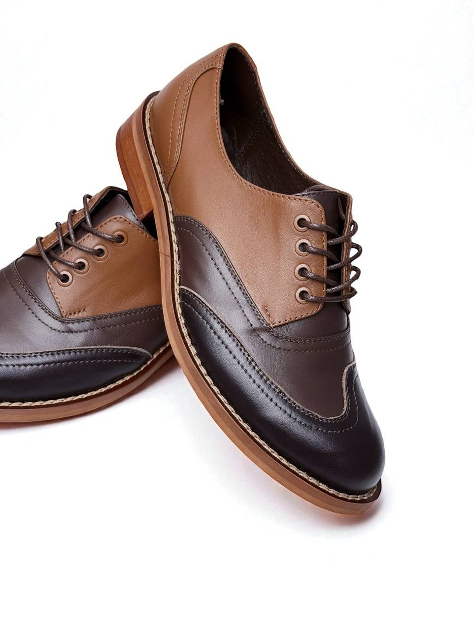 Two-tone brown leather Oxford Dalton shoes with decorative stitching