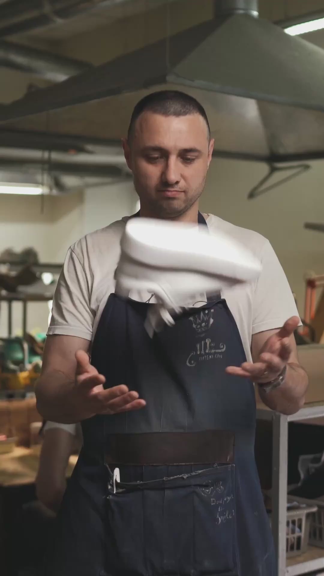 Load video: Handmade leather shoes production process at HAMELEON workshop