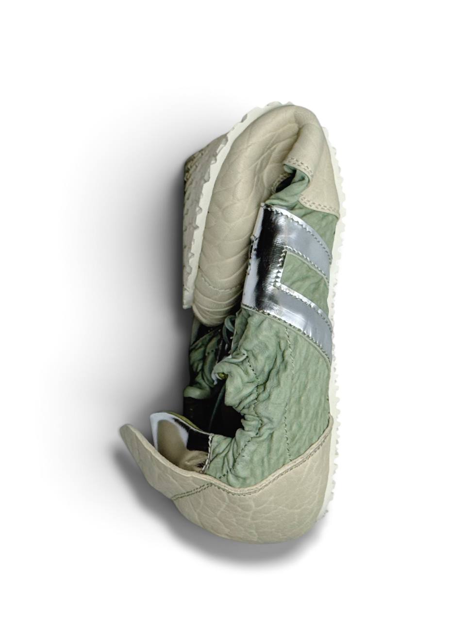 Flexible leather construction of Anatomical Sneakers Reykjavik