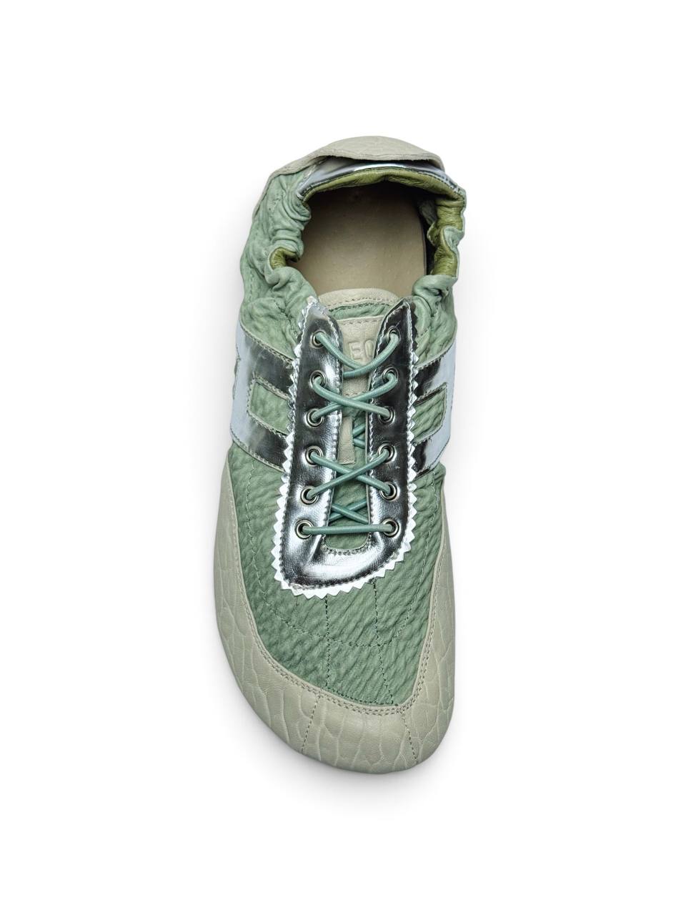 Front view of Reykjavik leather sneakers with flexible lace-up closure