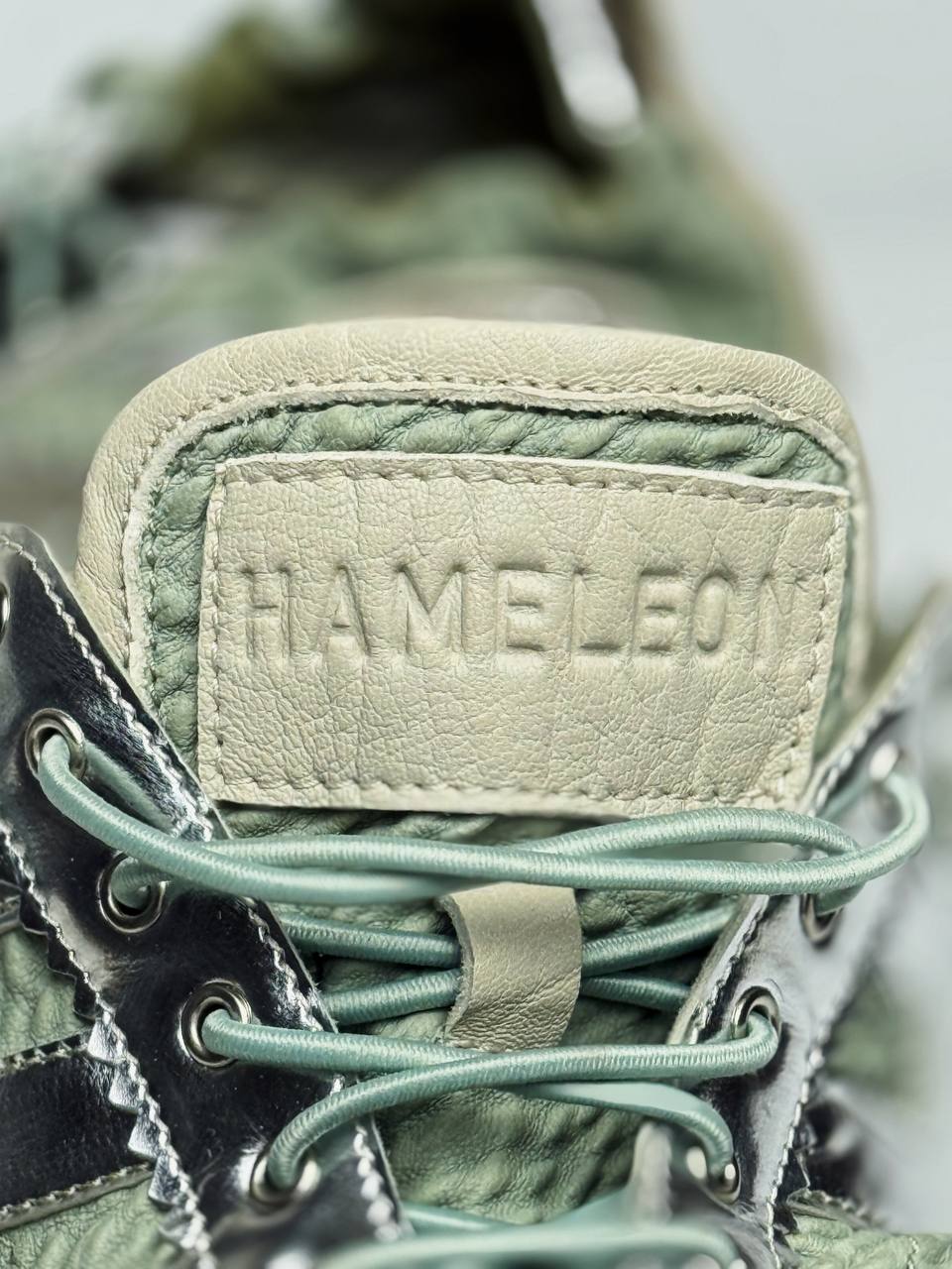 Leather tongue with embossed HAMELEON logo on Reykjavik sneakers