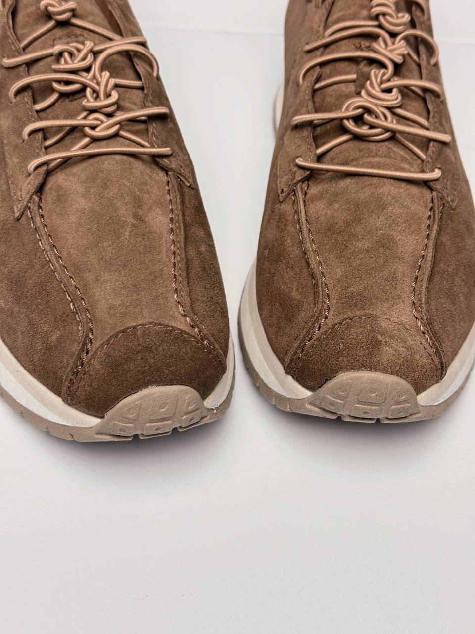 Soft leather texture warm tone sneakers