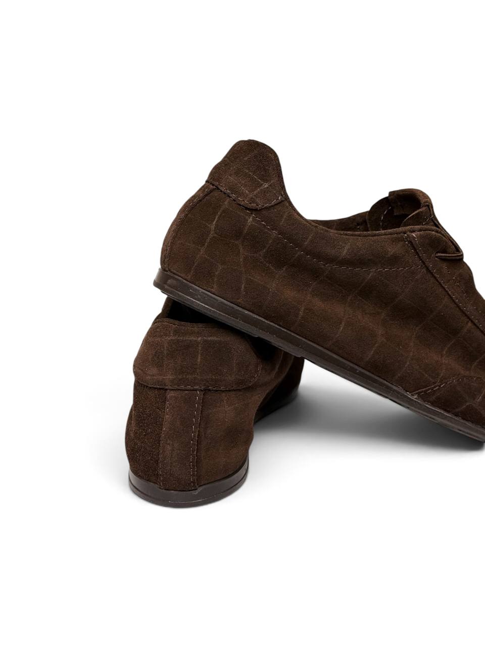 Suede sneakers Flow Bark showing the heel and textured upper