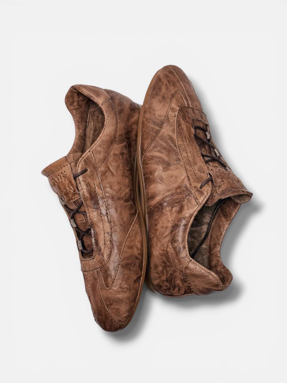 Lightweight sole sneakers bottom view flexible design HameleonShoes